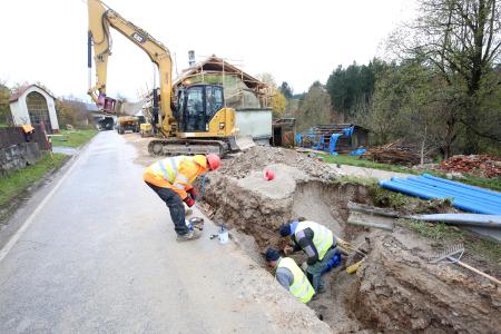 MENJAVA DOTRAJANIH VODOVODNIH CEVI IN ZAPORA CESTE IVANJE SELO 03 FOTO LJUBO VUKELIČ